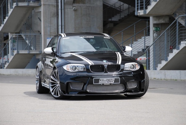 Power und Performance pur in einer neuen Klasse: Die Front des BMW 1er M sieht schon ab Werk spannend aus. Kelleneres verpasst ihr das I-Tüpfelchen. (Bild 7)