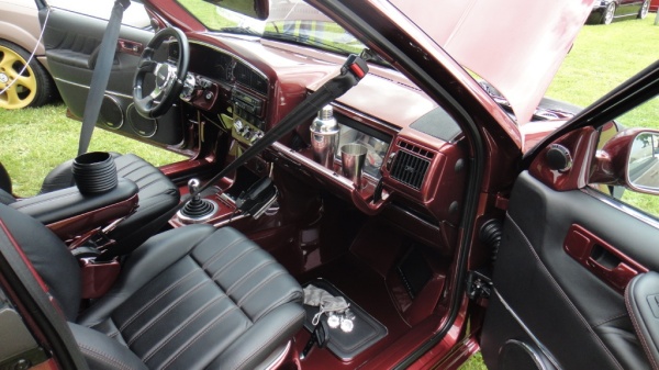 VW Passat - The Red Tampon: Ein sauber und aufgeräumter Innenraum - inklusive Monitore im Fußraum (Bild 3)