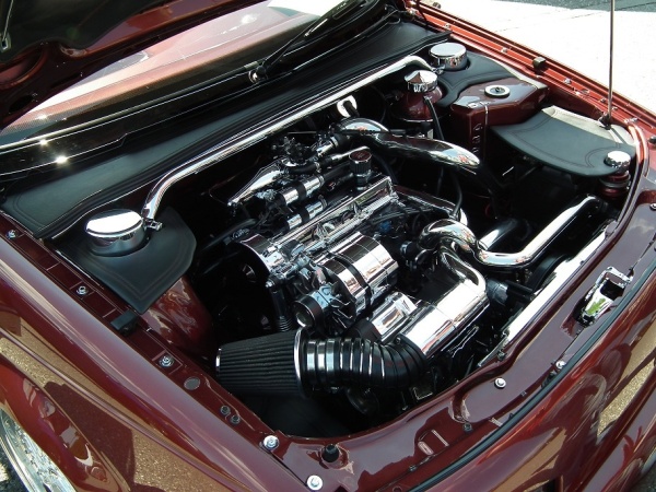 VW Passat - The Red Tampon: Viel Lack und Chrom präsentieren sich im cleanen Motorraum (Bild 26)