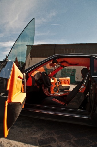 Der Innenraum in schwarz orange wurde zum absoluten Eye Catcher umgestaltet. (Bild 21)