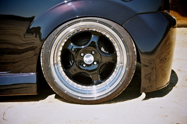 Black and White: Ford Fiesta im Doppelpack: Die 17 Zoll R&H Cupwheels wurden an der Hinterachse mit 245er Pneus bestückt. (Bild 22)