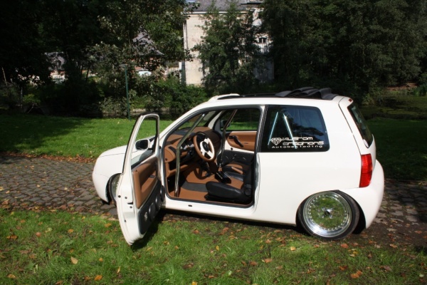 VW Lupo im Porsche-Stil: Der Innenraum des Lupo wurde mit feinem Porsche Nappa Leder gekleidet. (Bild 7)