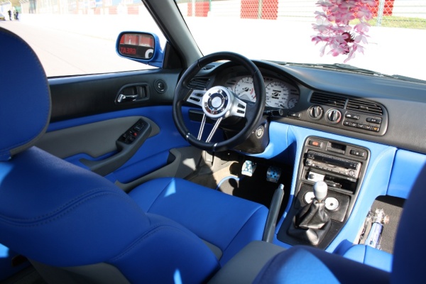 A Devil´s Bitch: Honda Accord Coupé: Das komplette Interieur wurde mit grauem und blauen Schnitten auf sportlich getrimmt. (Bild 13)