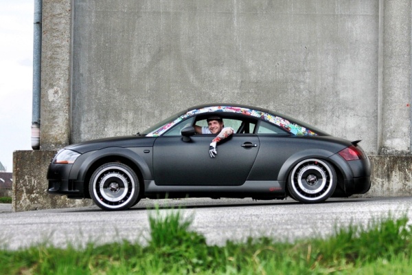 Retro-Audi TT: Schwarz-matt zum See: Lässig: Matthias ist vor allem auf die Folierung stolz. (Bild 8)