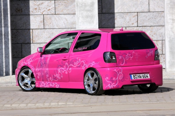 VW Polo 6N Tuning - Püppis pinker Ladykracher: Das Airbrush und die Pinstripes zauberte Streetgrafixx aufs Blechkleid (Bild 7)