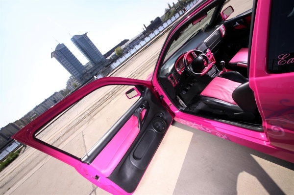 VW Polo 6N Tuning - Püppis pinker Ladykracher: Das Interieur wurde ladylike gesattelt. (Bild 33)