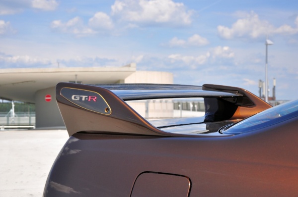 Der GT-R Flügel sorgt für entsprechenden Abtrieb auf der Hinterachse. (Bild 8)