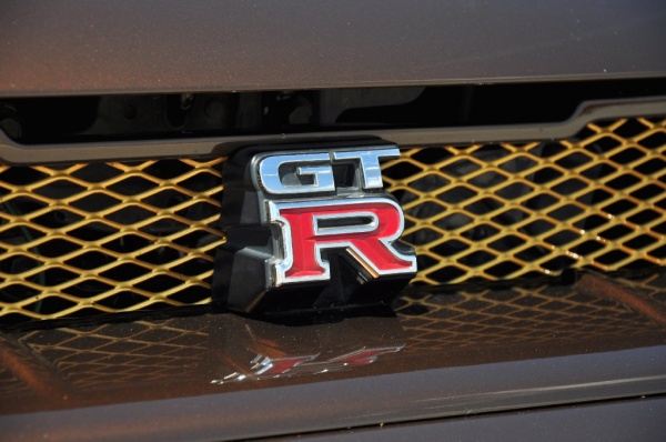 Nissan Skyline GT-R: Fast & Furious!: Gold lackierter Grill mit GT-R Schriftzug. (Bild 10)