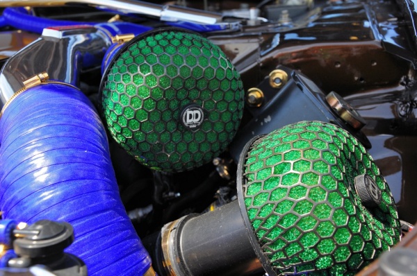 Blaue Samos und offene HKS Luftfilter im braun-gold lackierten Motor. (Bild 15)