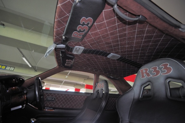 Nissan Skyline GT-R: Fast & Furious!: Der komplette Innenraum wurde in schwarzes Leder und braunes Alcantra gehüllt. (Bild 31)