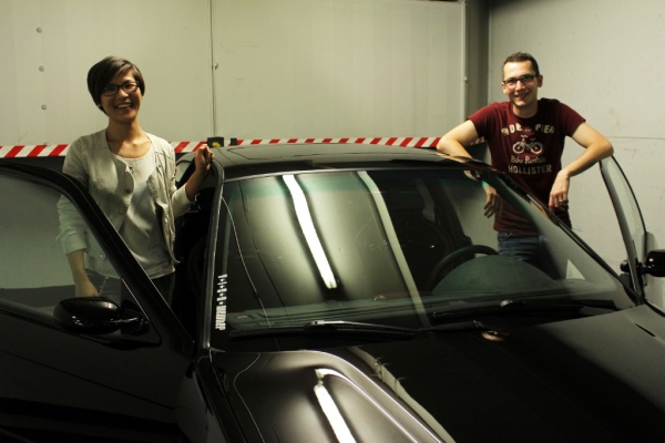 BMW E36 Compact Tuning: Perfektes Teamwork!: Der Beifahrersitz ist für Ulli's Freundin Anh reserviert (Bild 2)