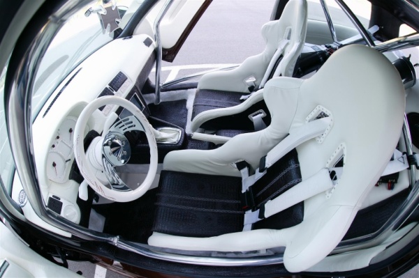 VW Golf IV: Project Business Class: Weißes Leder und braunes Krokodil wohin das Auge blickt (Bild 1)