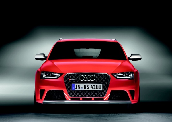Audis neuer RS4 Avant (B8) in bissigem Rot: Die Front vom neuen RS4 Avant ist mehr als nur bissig! (Bild 5)