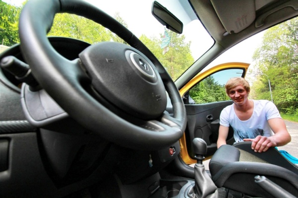 Der Auftritt des Renault Clio RS: Denis freut sich zu Recht (Bild 5)