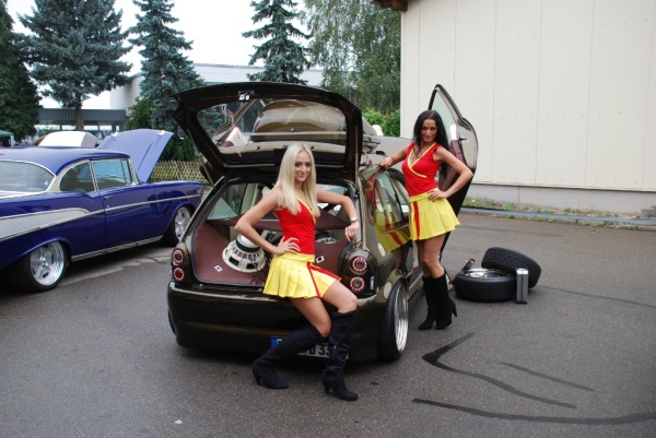 Event-Review: Pneuhage Tuningday 2012: Die Pirelli Girls posieren vor dem Chamäleon B. (Bild 27)