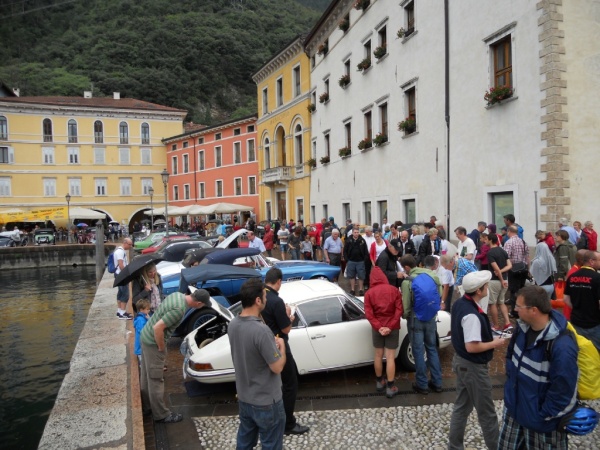 Leser-Bericht: ADAC Trentino Classic 2012 – 100 Prozent pures Erlebnis: Der Concours d´Elegance in Riva del Garda am Gardasee dand leider im Regen statt. (Bild 22)