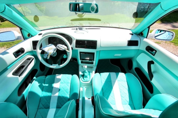VW Golf IV, der Straßendiamant: Der Innenraum ist ein weiss-türkisfarbenes Unikat (Bild 5)