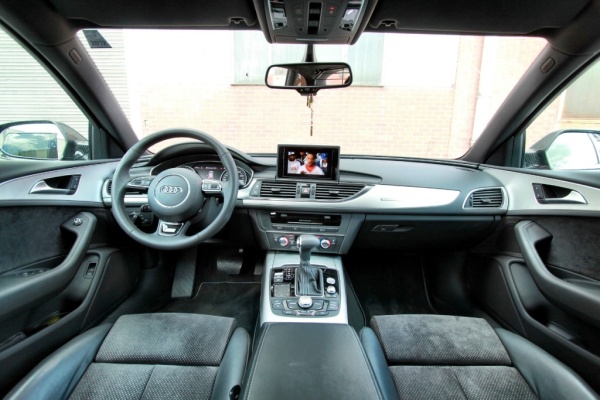 Der Audi A6 von K-Custom: Die Schaltzentrale (Bild 2)