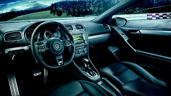 Das neue VW Golf R Cabriolet: Viel Leder sowie Alu-Dekoreinlagen im Innenraum (Bild 5)
