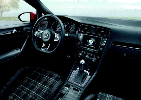 Der neue VW Golf VII GTD – stärker, schneller und sparsamer: Zahlreiche GTD-Designelemente und -Dekorleisten im Innenraum (Bild 5)