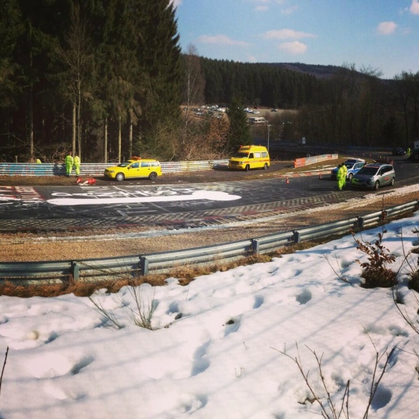 Überdimensionale Schmiererei legt Verkehr auf Nürburgring lahm:  (Bild 1)