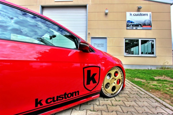 k-custom präsentiert den modifizierten VW Golf 7: Für die 8x20 Zoll großen Felgen mussten die vorderen Radhäuser bearbeitet werden. (Bild 39)