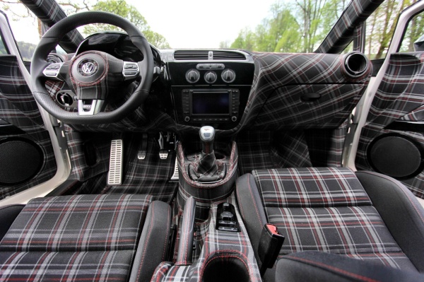 Seat Leon - Der abgestickte Tiefgänger: Golf 6 GTI Stoff soweit das Auge reicht.  (Bild 3)