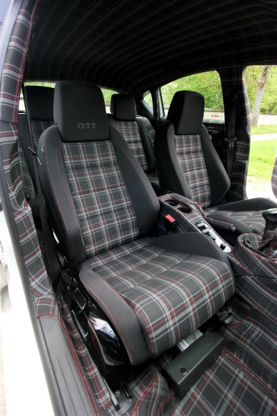 Seat Leon - Der abgestickte Tiefgänger: Die Sitze aus dem VW Golf 6 wurden ebenso mit Karo-Stoff bezogen. (Bild 78)