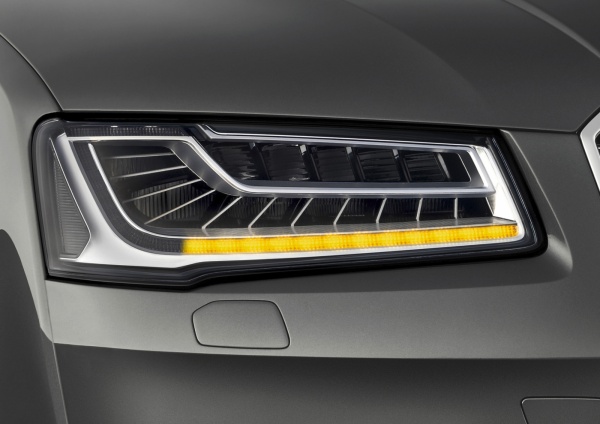 Richtungweisendes LED Scheinwerfer im neuen Audi A8: Der neue Audi A8 mit Matrix LED Scheinwerfern und dynamisiertem LED Blinklicht (Bild 1)