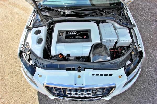Alcantara Audi S3 in Off Road Manier: Die Motorabdeckungen des 265 PS Aggregats würden aus GFK speziell gefertigt! (Bild 3)