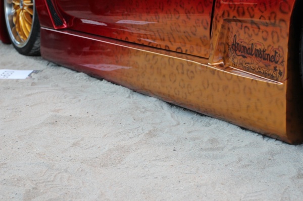 Honda CRX del Sol Tuning - Roter Targa mit tierischem Instinkt: Dank Airride und tiefen Schwellern schließt der Wagen förmlich mit dem Boden ab. (Bild 21)