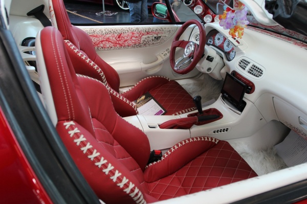 Honda CRX del Sol Tuning - Roter Targa mit tierischem Instinkt: Die sportlichen Sitze wurden rot gesattelt und weiß abgesetzt. (Bild 54)