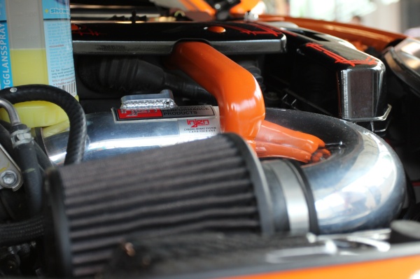 Oranje meets Fernost - Liftbau in der Toyota Celica: Das sportliche Aggregat wurde mit Carbon und Farbe in Szene gesetzt.  (Bild 5)