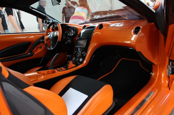 Oranje meets Fernost - Liftbau in der Toyota Celica: Der Innenraum wurde farblich komplett neu in Szene gesetzt. Style pur! (Bild 10)