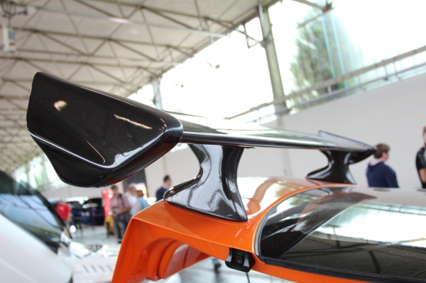 Oranje meets Fernost - Liftbau in der Toyota Celica: Der Heckspoiler von Veilside unterstreicht den sportlichen Trimm des Toyota. (Bild 13)