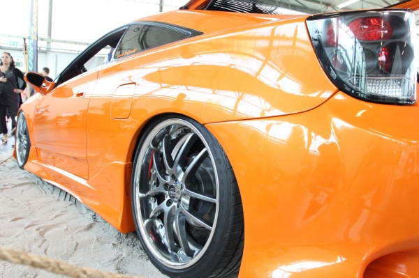 Oranje meets Fernost - Liftbau in der Toyota Celica: Die 19 Zoll Piaa Super Rozza Felgen stehen der Celica ausgezeichnet. (Bild 22)