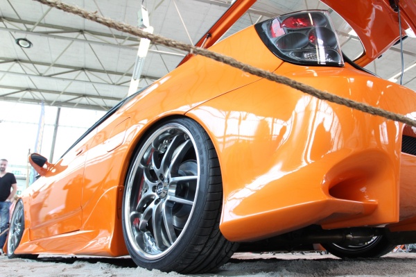 Oranje meets Fernost - Liftbau in der Toyota Celica: Die abgesenkte Karosserie unterstreicht den sportlichen Auftritt des Toyota. (Bild 23)
