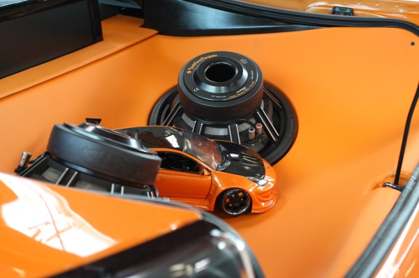 Oranje meets Fernost - Liftbau in der Toyota Celica: Die beiden Rockford Subwoofer werden im Kofferraum perfekt inszeniert.  (Bild 24)