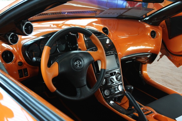 Oranje meets Fernost - Liftbau in der Toyota Celica: Das originale Lenkrad der Celica wurde passend umgearbeitet.  (Bild 26)