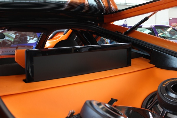 Oranje meets Fernost - Liftbau in der Toyota Celica: Ausgefallener Auftritt im Heck - Der 26 Zoll Monitor mit Lift.  (Bild 32)
