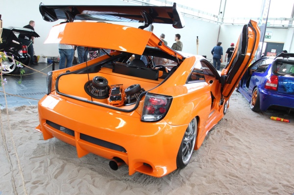 Oranje meets Fernost - Liftbau in der Toyota Celica: Fast zu schade zum Schließen! Der ausgebaute Kofferraum der Toyota Celica.  (Bild 34)
