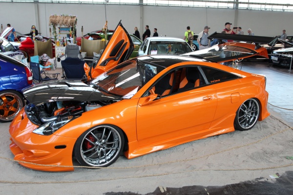 Oranje meets Fernost - Liftbau in der Toyota Celica: Der orangene Renner ist ein Blickfang auf jeder Ausstellung. (Bild 40)