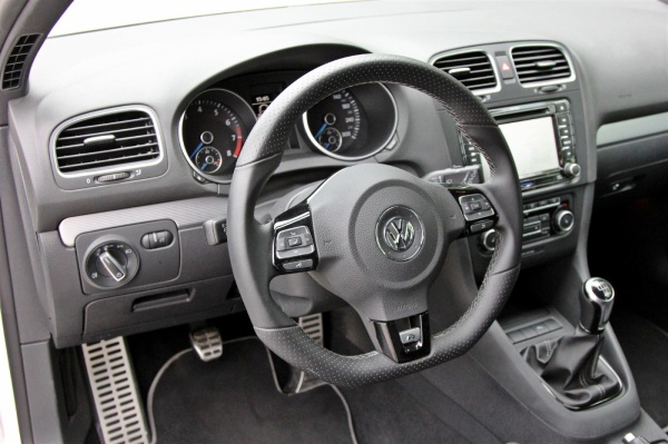 VW Golf VI R – Daily Power mit OEM Plus Tuning: Sportlenkrad ab Werk für den Golf VI R - griffig!  (Bild 22)