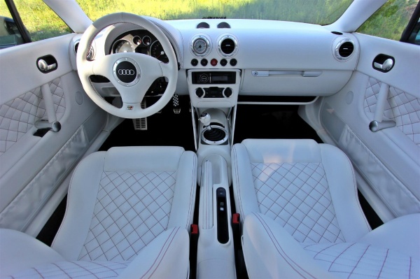 Audi TT – Touchdown mit Stancefaktor: Der komplette Innenraum wurde weiß gesattelt und mit roten Nähten abgesetzt.  (Bild 29)