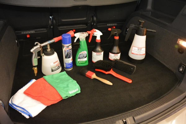 So beseitigt man schlechte Gerüche im Innenraum: Einige der verwendeten Hilfs- und Reinigungsmittel im frisch aufbereiteten Kofferraum (Bild 39)