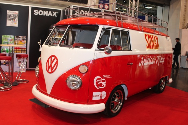 Bodensee Classic – Sonax Team setzt im neuen VW T1 auf Sieg: Der frisch restaurierte VW T1 Transporter im Sonax Markendesign der Gründerzeit. (Bild 10)