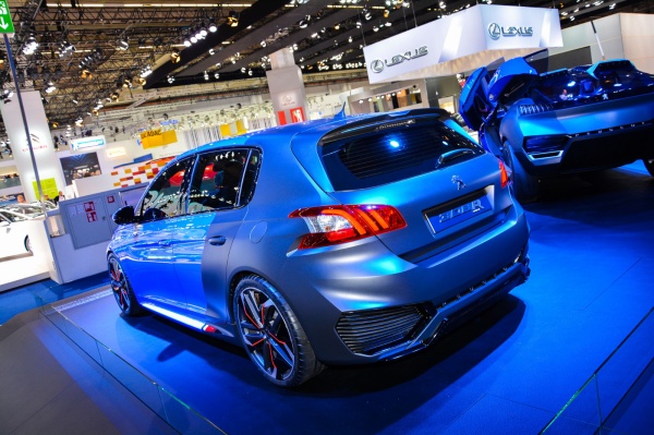 Gut gebrüllt, Löwe! Der 308 R Hybrid von Peugeot sorgt für mächtig Dampf!: Das blaue Licht am Peugeot-Stand ließ die schicke Farbgebung des 308 R HYbrid noch beeindruckender wirken.  (Bild 6)