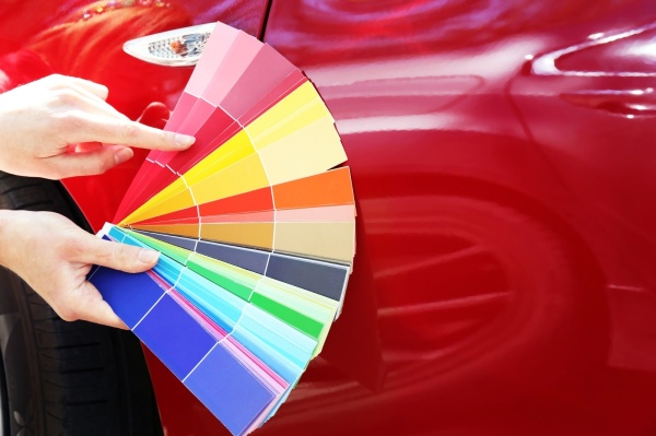 Bei der Wahl des Lackstifts muss auf den richtigen Farbton des Autolacks geachtet werden. | © depositphotos.com, belchonock (Bild 2)