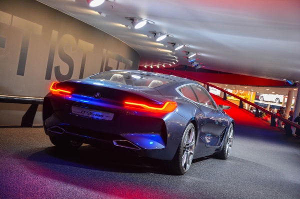 Concept 8er Coupé: Deutschlandpremiere für die neue Oberklasse von BMW: Die Rückleuchten des BMW Concept 8er Coupé erinnern an den Elektroboliden BMW i8. (Bild 7)