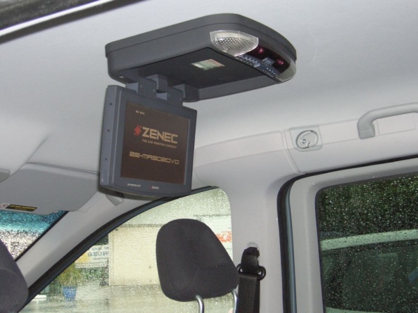 Wie baut man einen Deckenmonitor in einem Auto ein?:  (Bild 8)